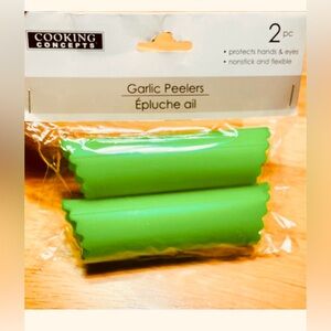 A set of 2 Silicone garlic peelers by COOKING CONCEPTS